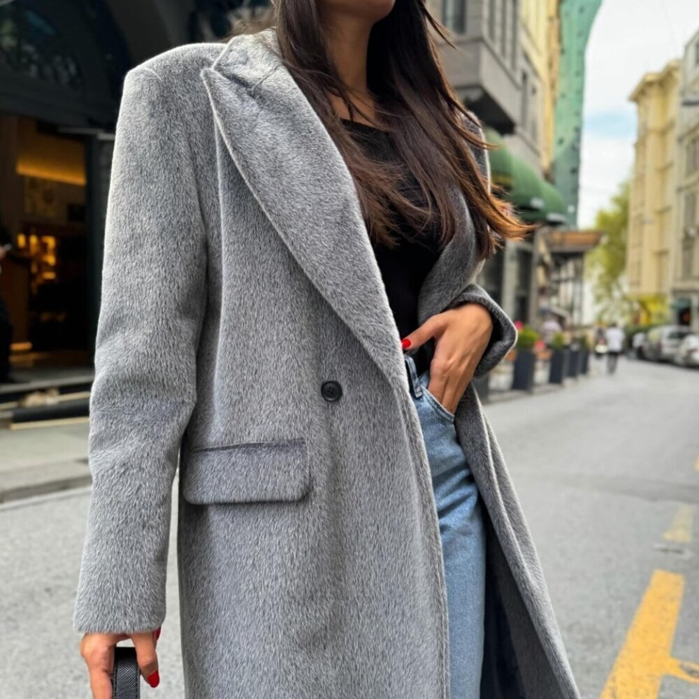 Elegant Oversized Winter Overcoat - Picture 7 of 11